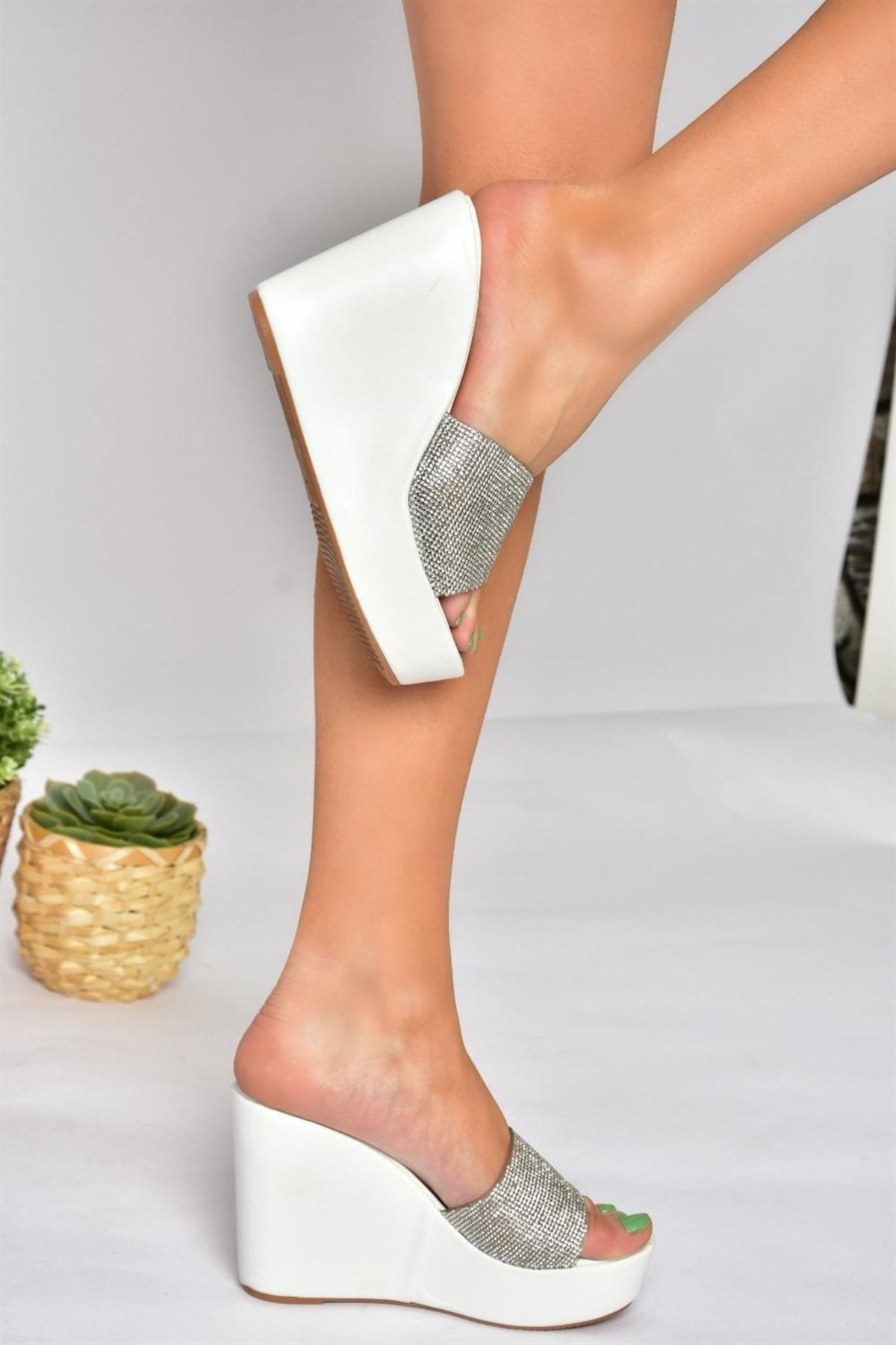 Fox Shoes P572283009 Beyaz Taş Detaylı Dolgu Topuklu Kadın Terlik