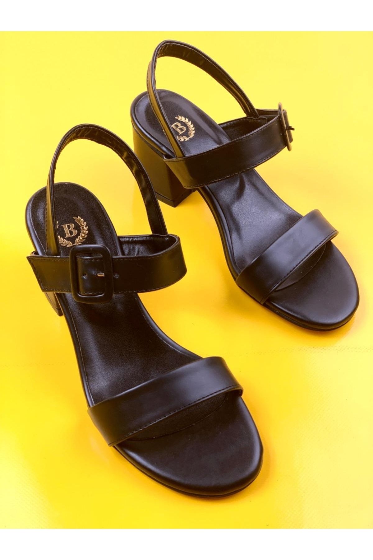Doruk Siyah Renkli Toka Detaylı Sandalettopuklu Ayakkabı