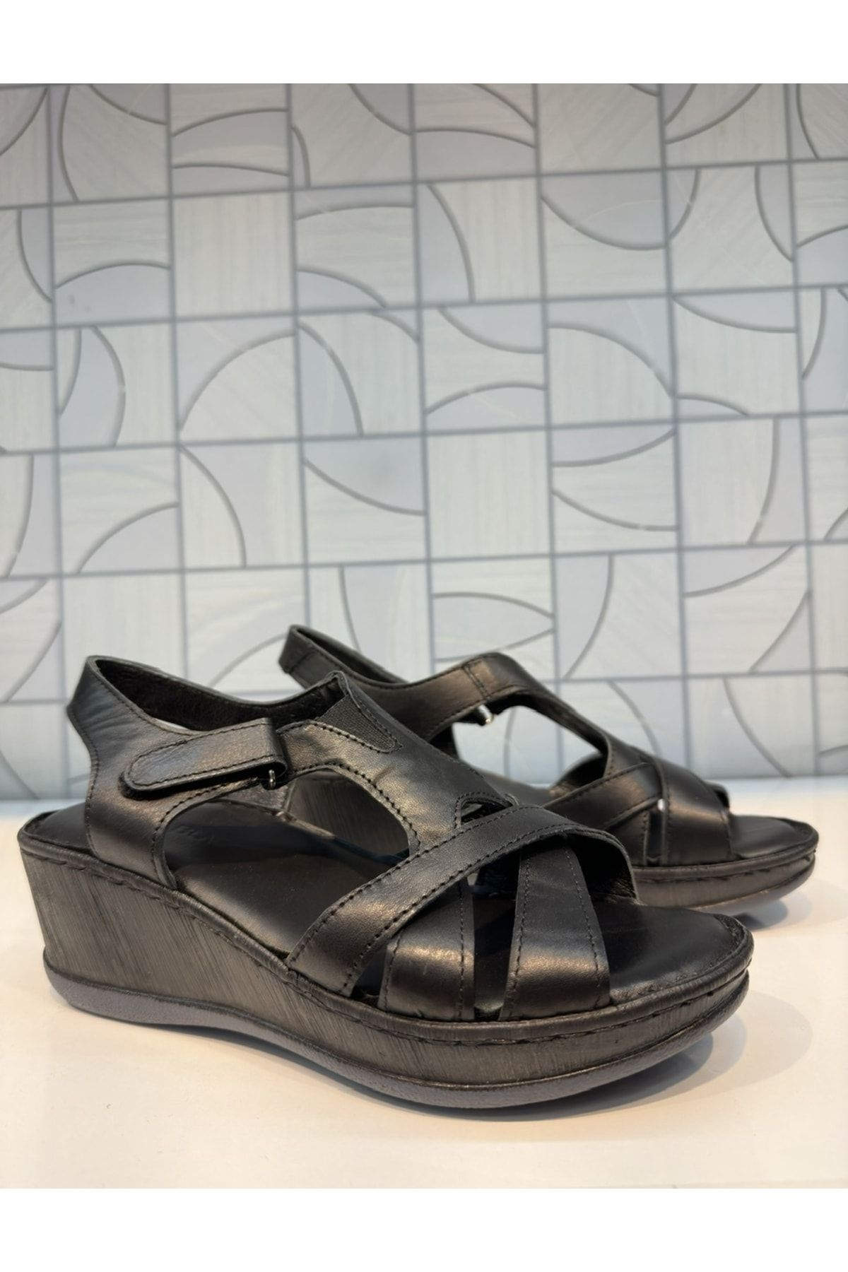 Anıl Ayakkabı Castle Black 22304 Kadın Siyah Dolgu Topuk Çapraz Bant Hakiki Deri Rahat Günlük Sandalet