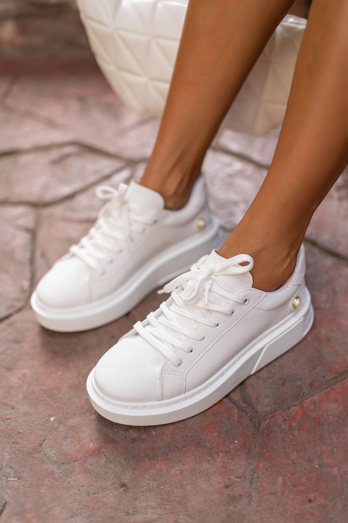 Madamra Beyaz Kadın Yuvarlak Burunlu Inci Detaylı Önden Bağcıklı Sneaker