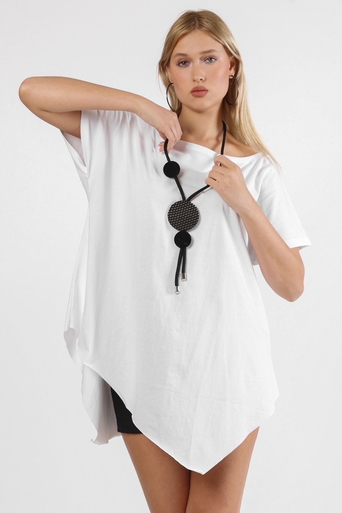 Chiccy Beyaz Yuvarlak Yaka Düşük Kol Asimetrik Örme T-shirt