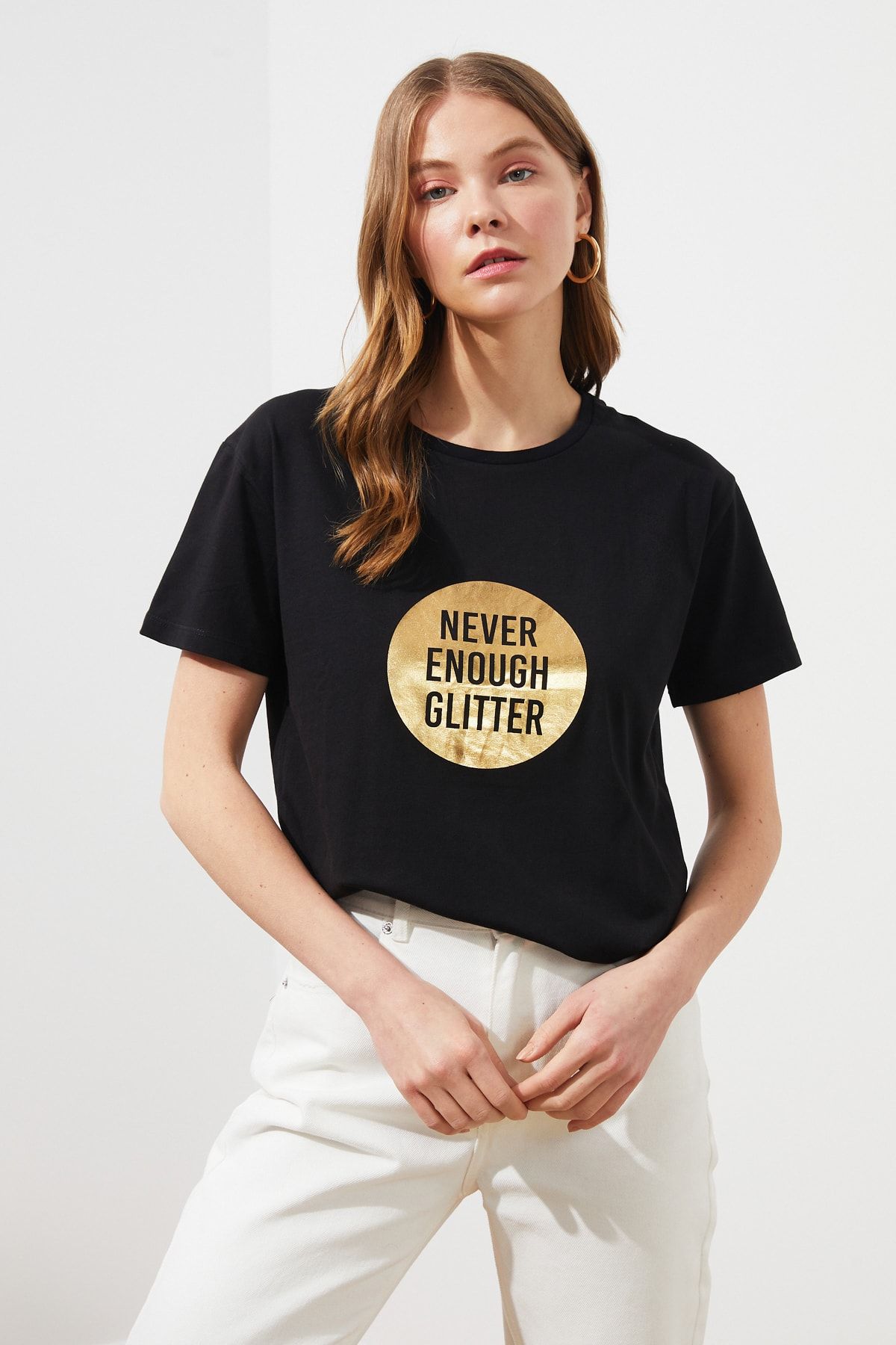 TRENDYOLMİLLA Siyah Varak Baskılı Semifitted Örme T-Shirt TWOSS21TS1790
