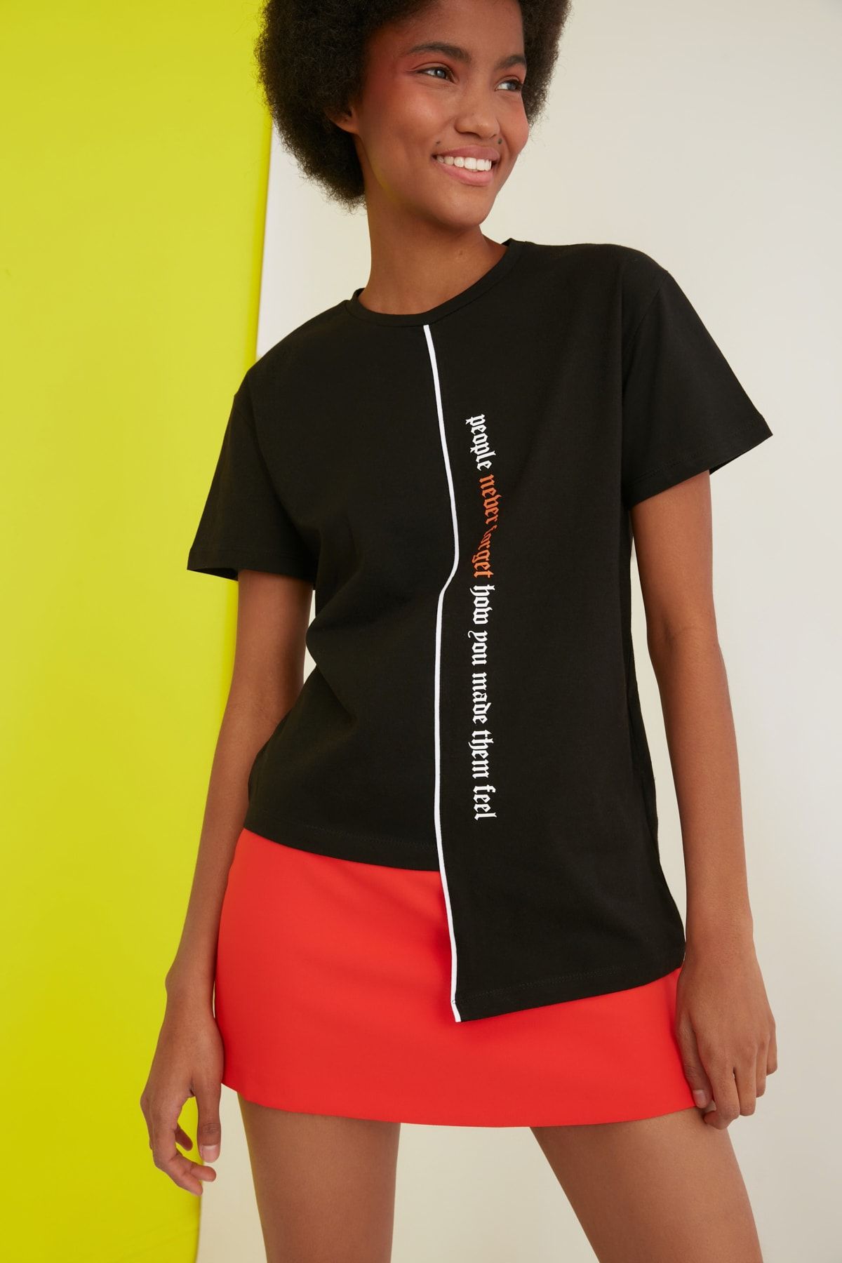 TRENDYOLMİLLA Siyah Baskılı Semifitted Asimetrik Örme T-Shirt TWOSS21TS0363