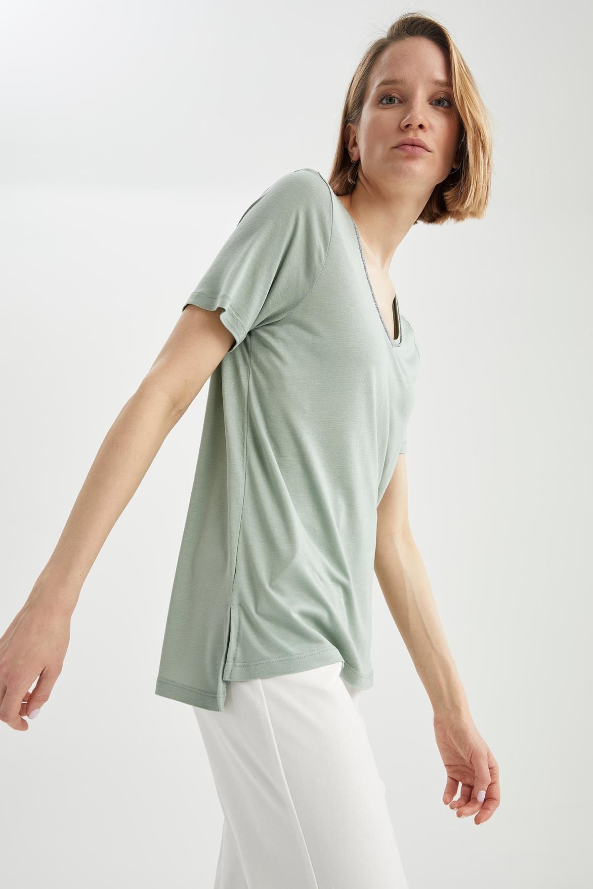 Defacto Kadın V Yaka Gümüş Şerit Detaylı Relax Fit Kısa Kollu T-Shirt