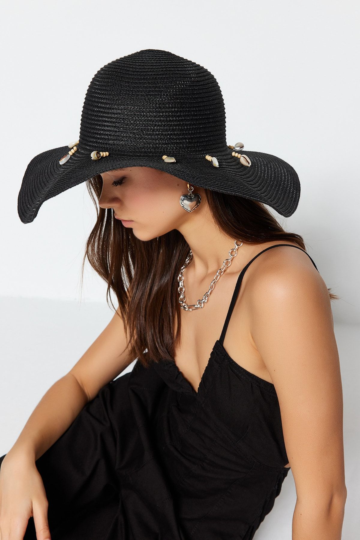 TRENDYOLMİLLA Siyah Deniz Kabuğu Detaylı Hasır Kadın Şapka TWOSS23SP00011