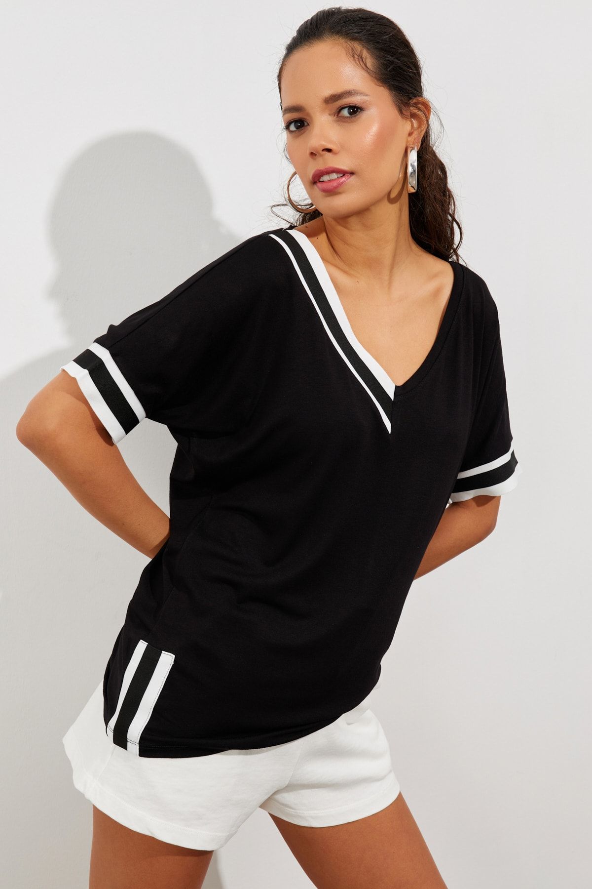 Cool & Sexy Kadın Siyah Kontrast T-Shirt ST396