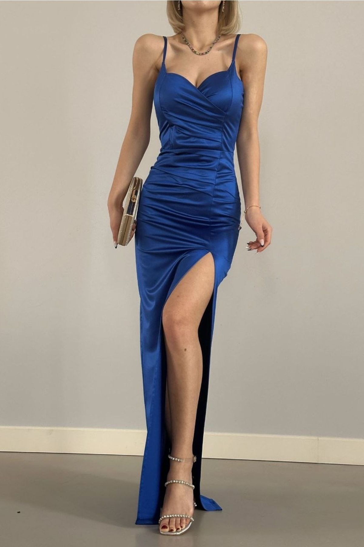 lovebox Kadın Saten Kumaş Göğüs Dekolte Ve Yırtmaç Tasarımlı Maxi Boy Saks Mavi Abiye Elbise 582177