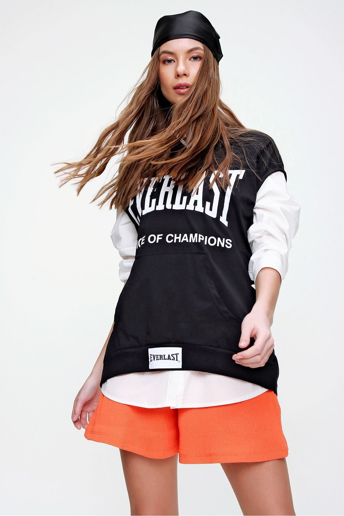 Trend Alaçatı Stili Kadın Siyah Kapüşonu Ayarlanabilir Bağcıklı Kanguru Cepli Baskılı Kolsuz Sweatshirt ALC-X5993