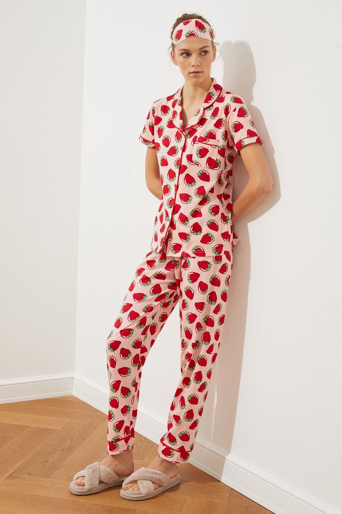 TRENDYOLMİLLA Pembe Biye Detaylı Çilek Desenli Örme Pijama Takımı THMSS21PT0784