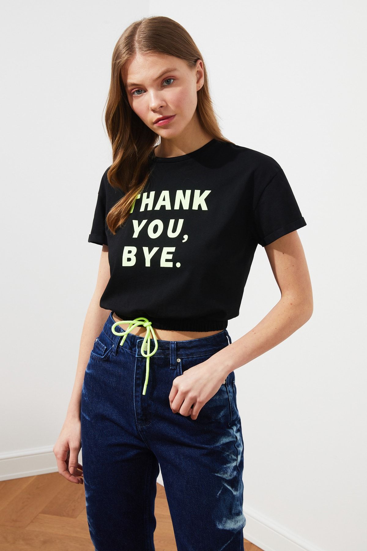 TRENDYOLMİLLA Siyah Basic Neon Baskılı Büzgülü Örme T-Shirt TWOSS21TS1604