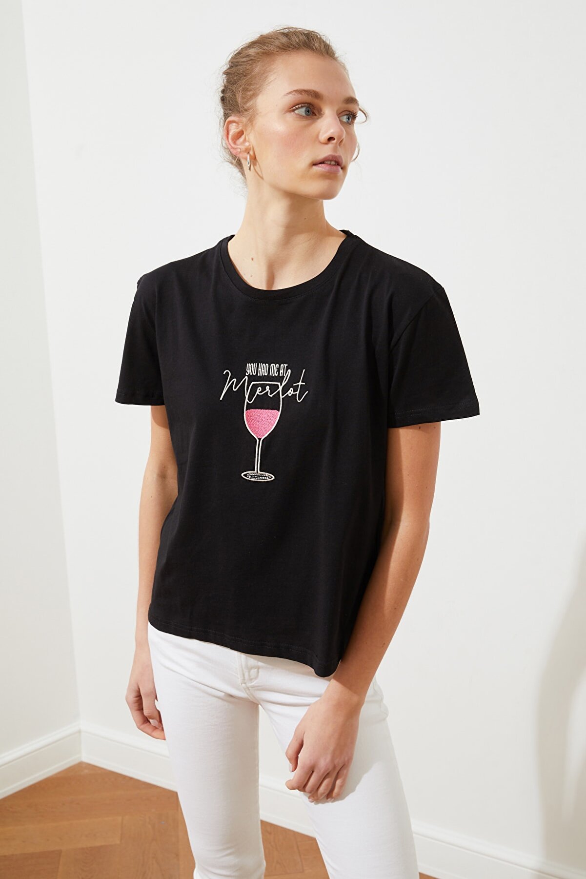 TRENDYOLMİLLA Siyah Nakışlı Semifitted Örme T-Shirt TWOSS20TS1498