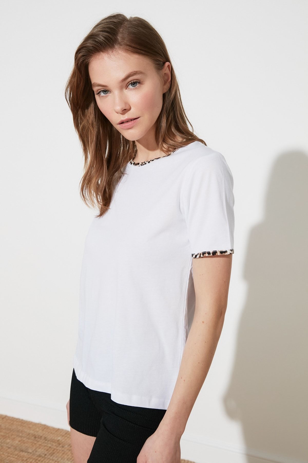 TRENDYOLMİLLA Beyaz Leopar Biye Detaylı Basic Örme T-Shirt TWOSS21TS2250