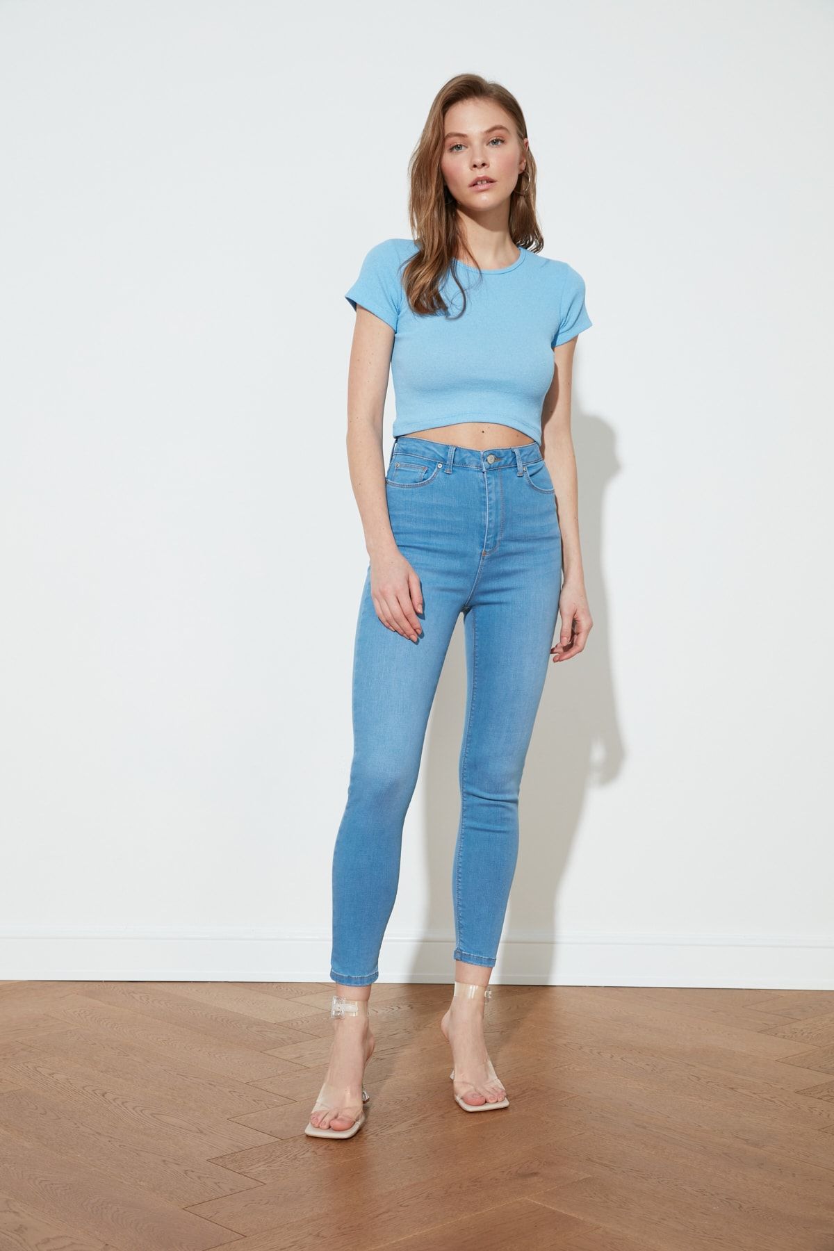 TRENDYOLMİLLA Açık Mavi İncelten Etki Yüksek Bel Skinny Jeans TWOSS21JE0471