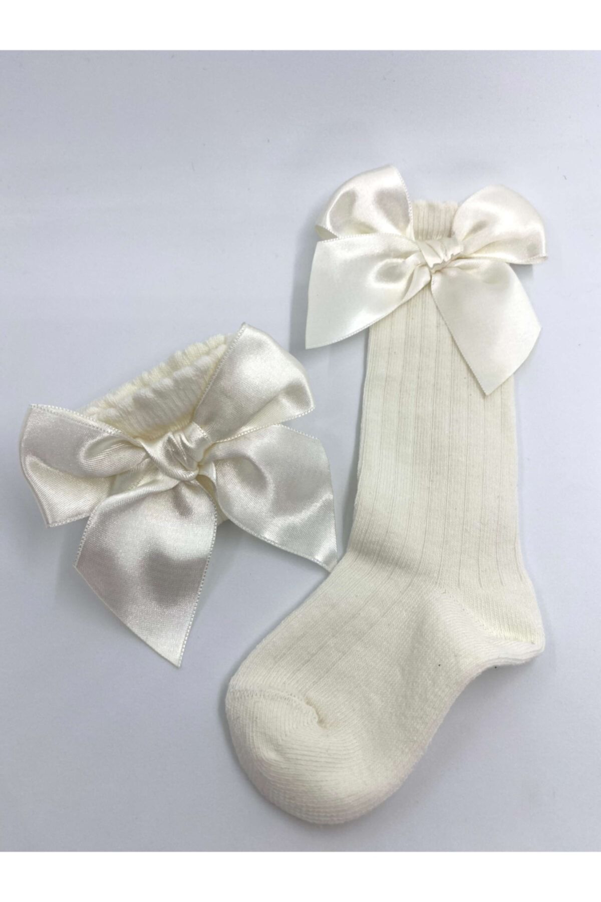 Burcu Atölye Kız Bebek Beyaz Fiyonklu Diz Altı Çorap