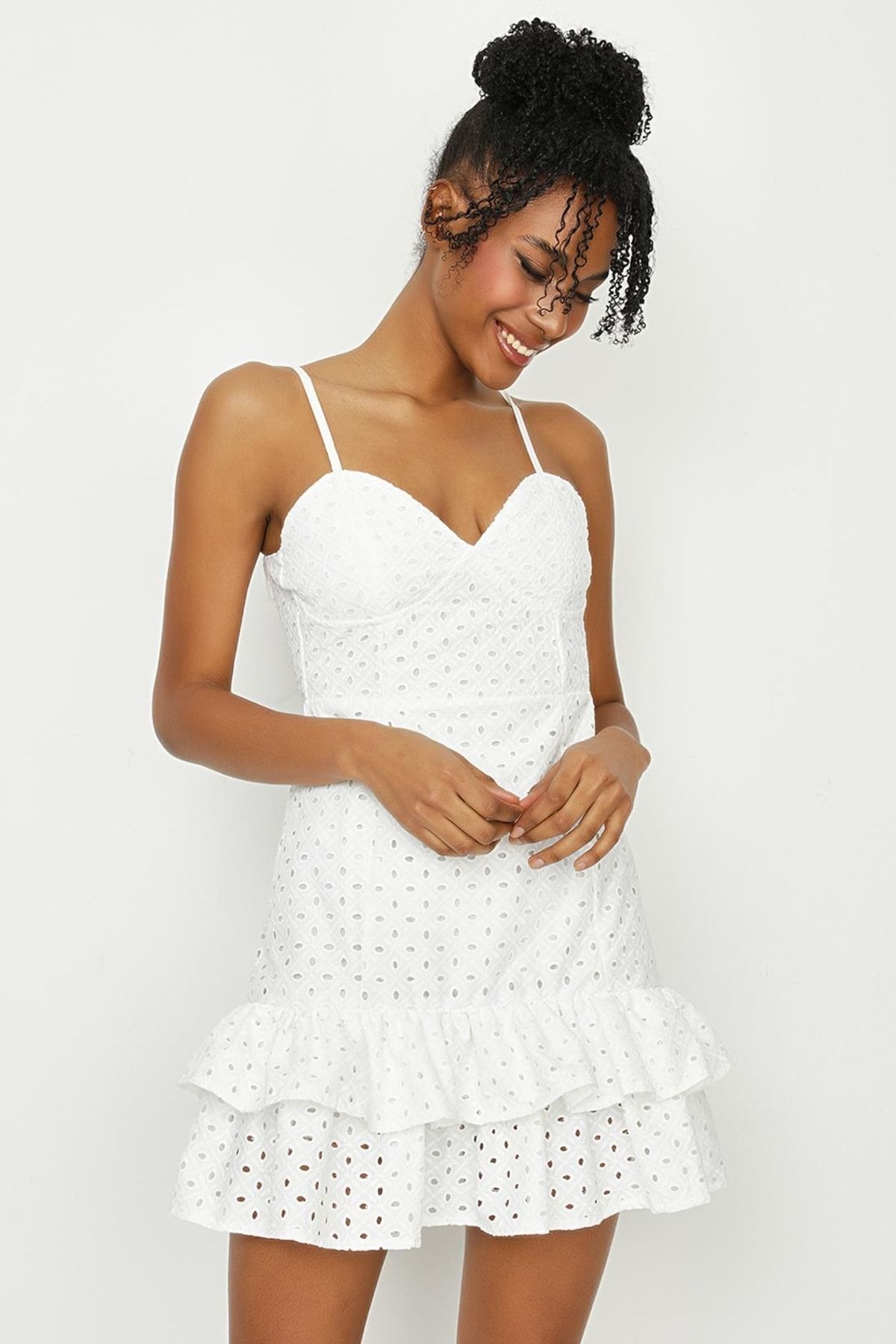 Select Moda Kadın Beyaz Askılı Fırfırlı Brode Elbise