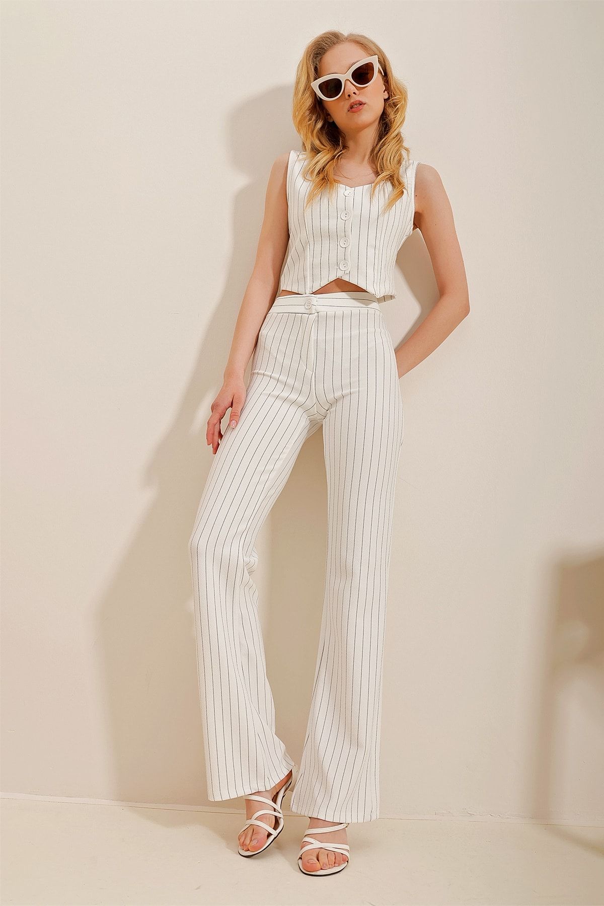 Trend Alaçatı Stili Kadın Beyaz Çizgili Pantolon ALC-X10112