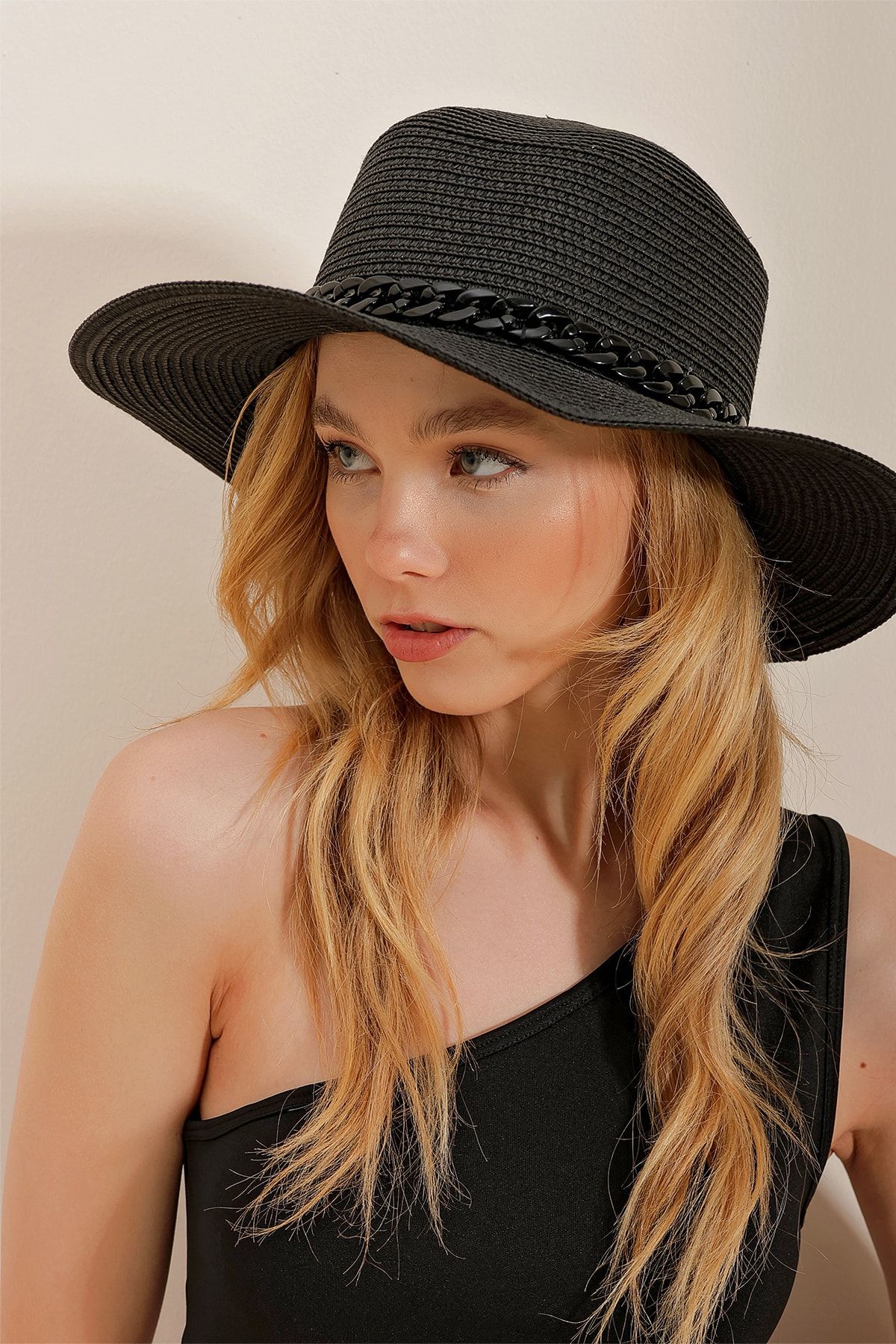 Trend Alaçatı Stili Kadın Siyah Zincir Detaylı Geniş Hasır Şapka ALC-X10183