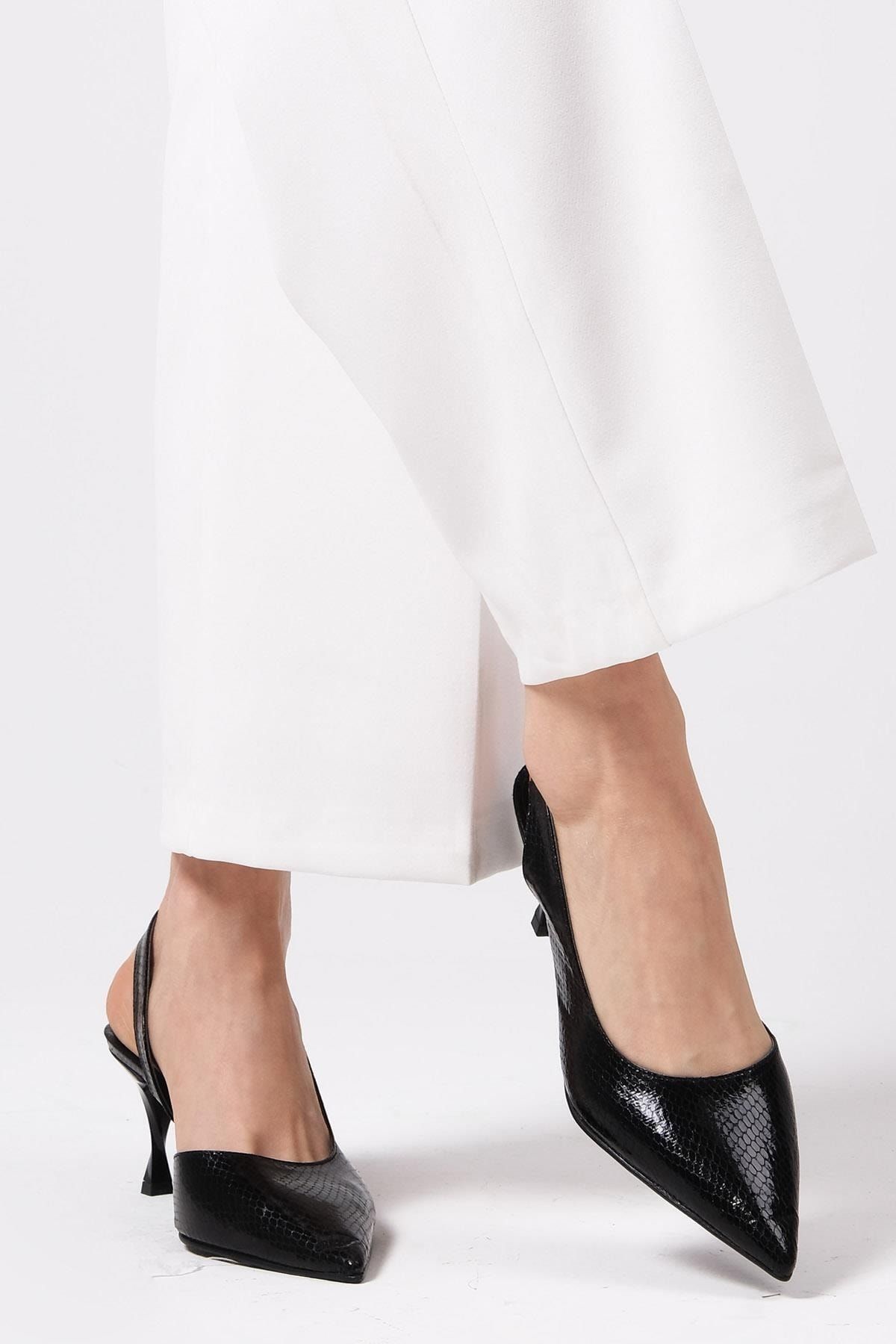 Mio Gusto Metalik Siyah Renk Yılan Derisi Desenli Kadın Topuklu Ayakkabı