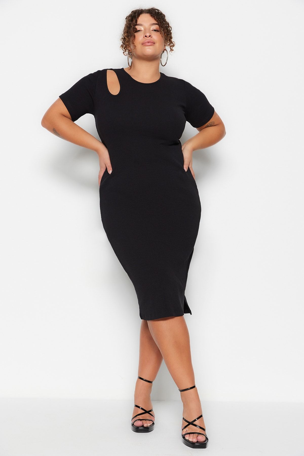 Trendyol Curve Siyah Fitilli Cut-Out ve Yırtmaç Detaylı Örme Elbise TBBSS23AH00250