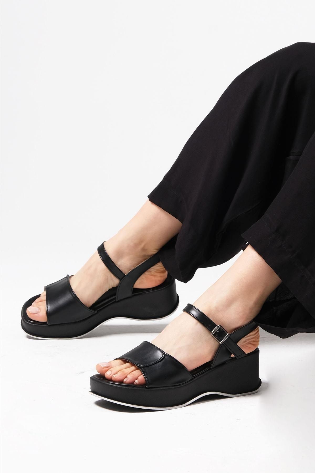 Mio Gusto Clara Siyah Renk Kalın Tabanlı Kadın Sandalet Ayakkabı