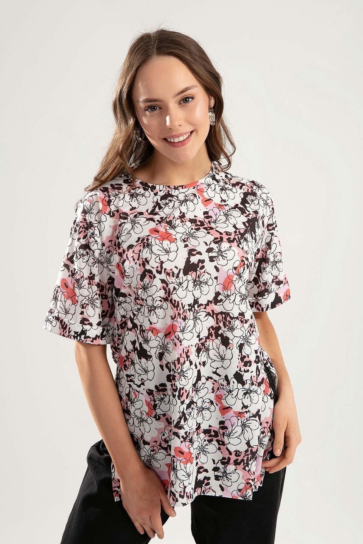 Pattaya Kadın Beyaz Duble Kol Yanı Yırtmaçlı Çiçekli Tişört Tişört PTTY20S-4234