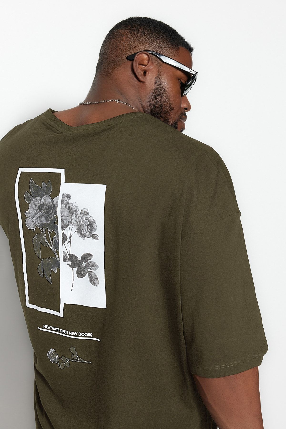TRENDYOL MAN Haki  Büyük Beden Oversize Rahat Çiçek Baskılı %100 Pamuklu T-Shirt TMNSS23TS00136