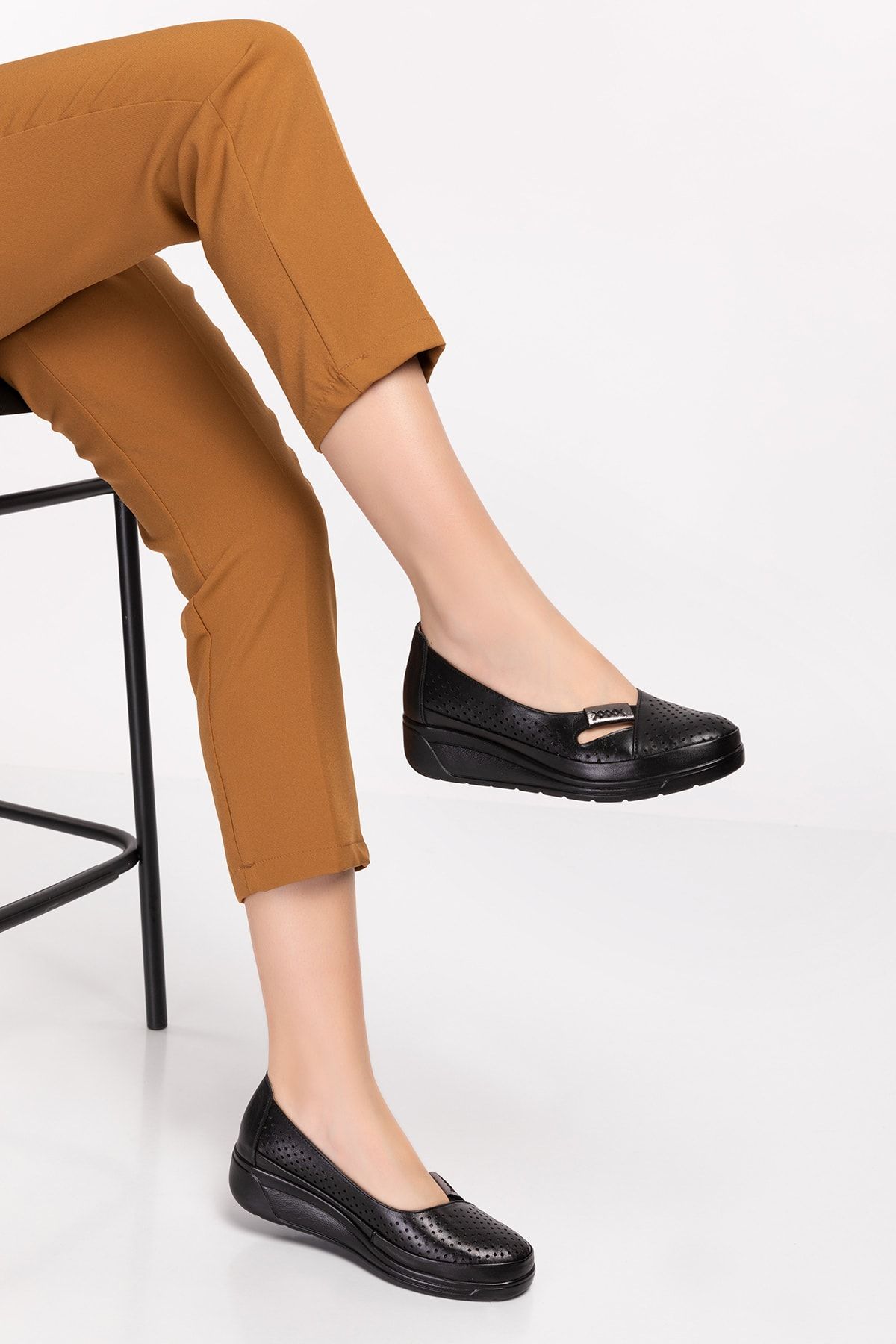 Akgün Terlik Kadın Siyah Hakiki Deri Ortopedik Ayakkabı