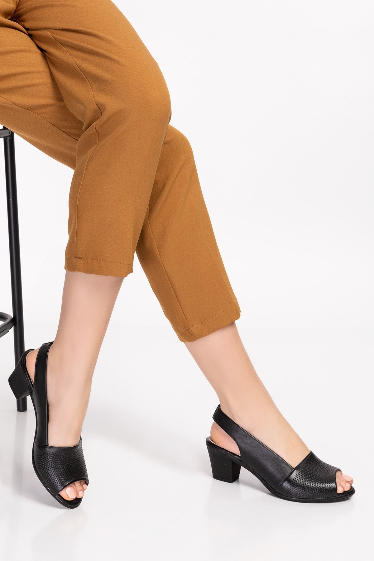 Akgün Terlik Kadın Siyah Hakiki Deri Klasik Topuklu Ayakkabı