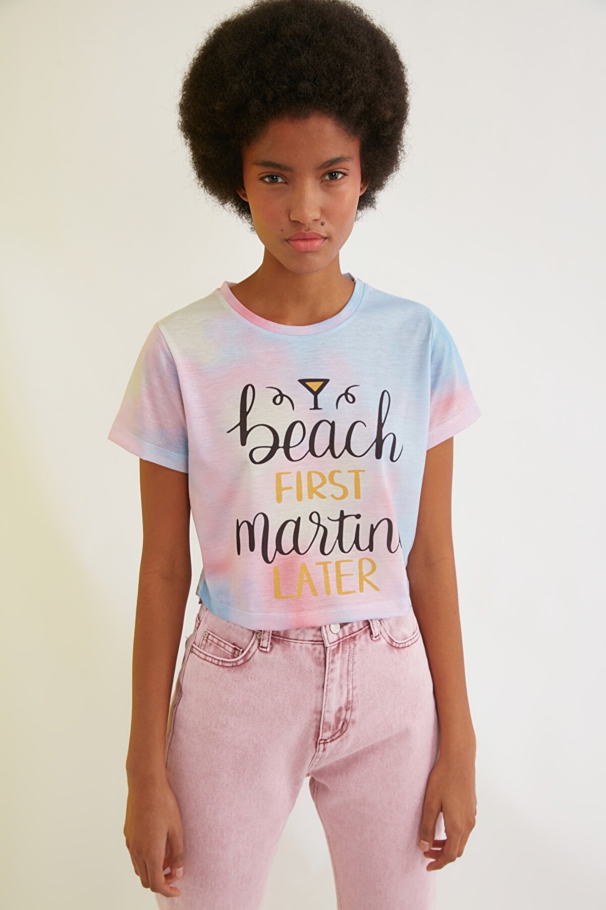 TRENDYOLMİLLA Çok Renkli Batik Baskılı Crop Örme T-Shirt TWOSS21TS1868