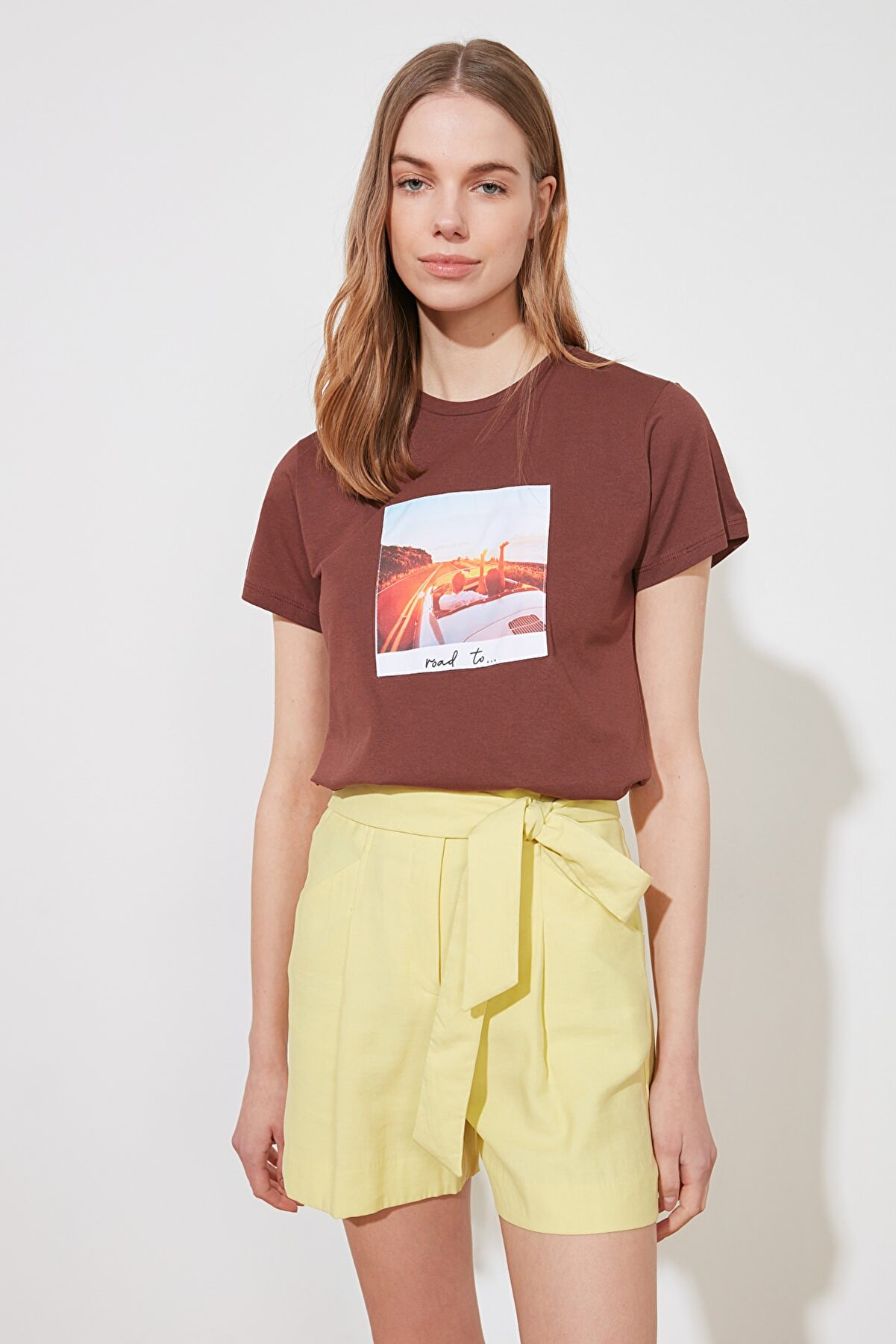 TRENDYOLMİLLA Kahverengi Polaroid Baskılı Basic Örme T-Shirt TWOSS20TS0018
