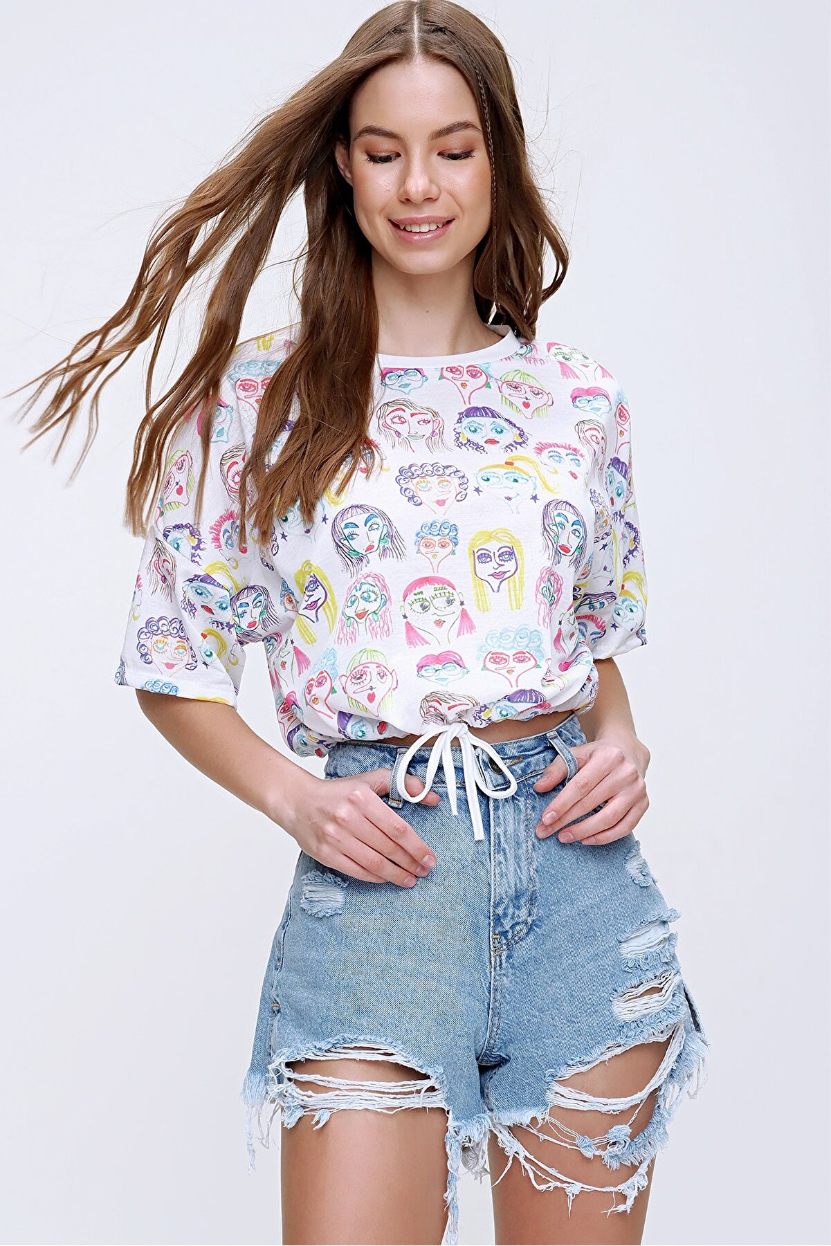 Trend Alaçatı Stili Kadın Multi Desenli Beli Bağcıklı Crop T-Shirt MDA-1138