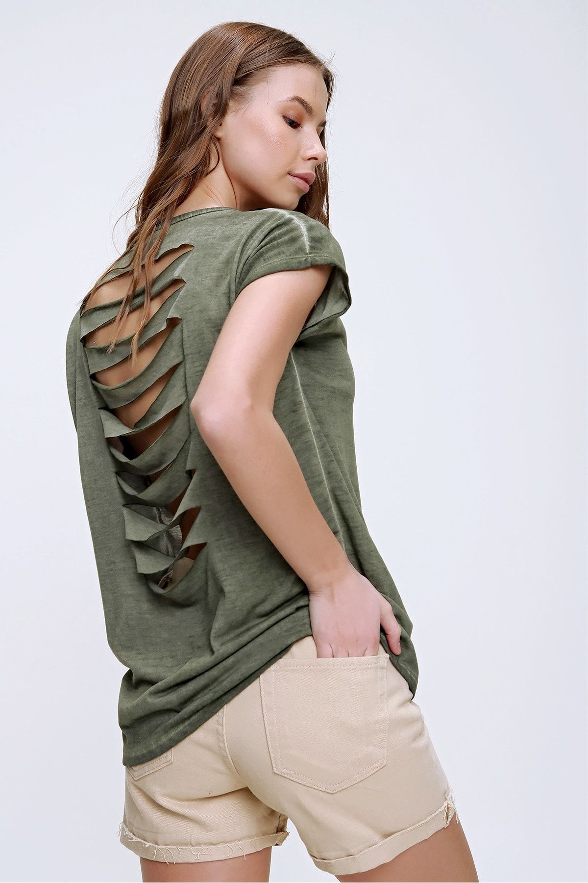 Trend Alaçatı Stili Kadın Haki Lazer Kesimli Yağ Yıkamalı T-Shirt MDA-1118