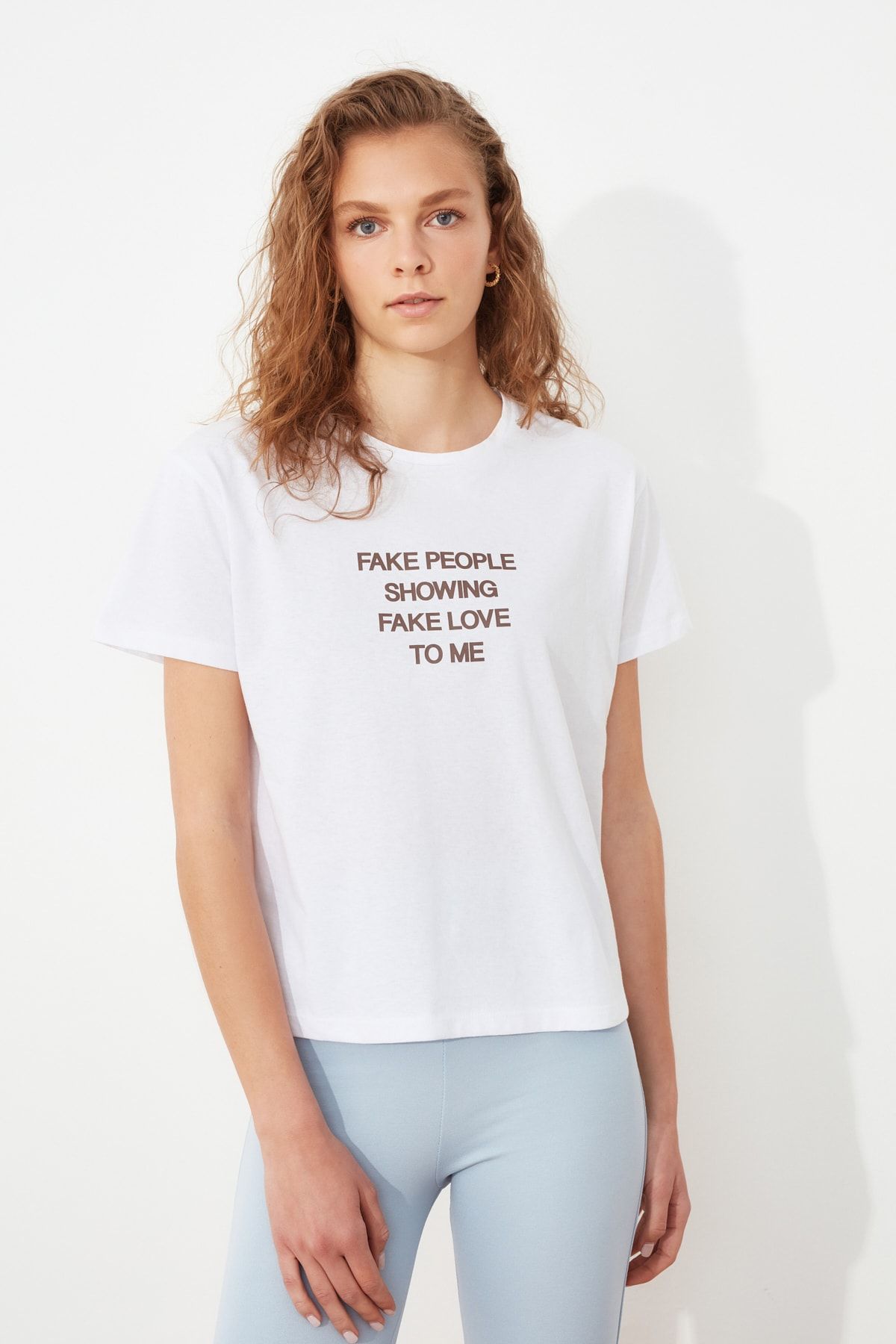 TRENDYOLMİLLA Beyaz Baskılı Semifitted Örme T-Shirt TWOSS21TS3137