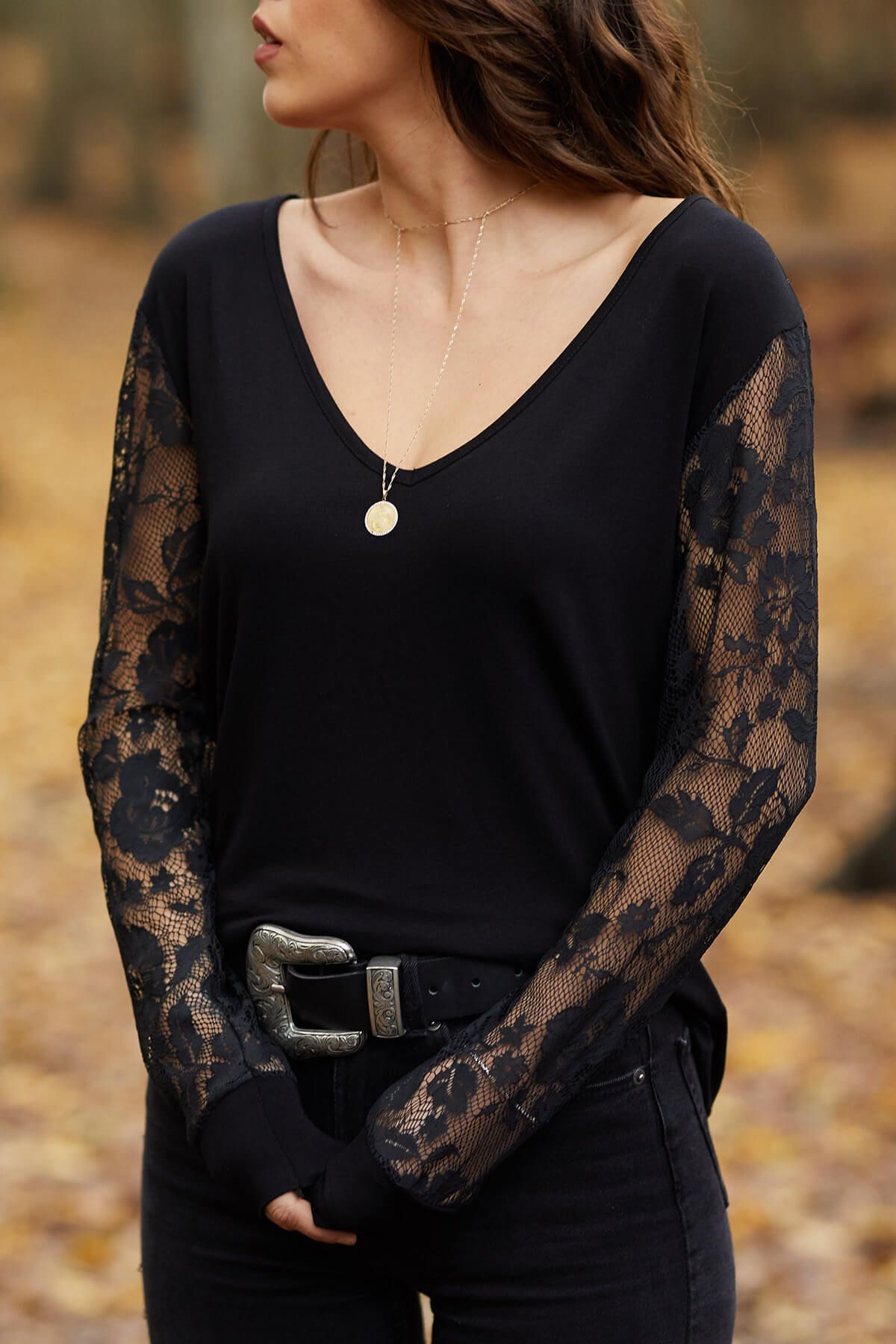 XHAN Kadın Siyah Kolları Dantel & Çiçek Detaylı V Yaka Bluz 9KXK2-40226-02