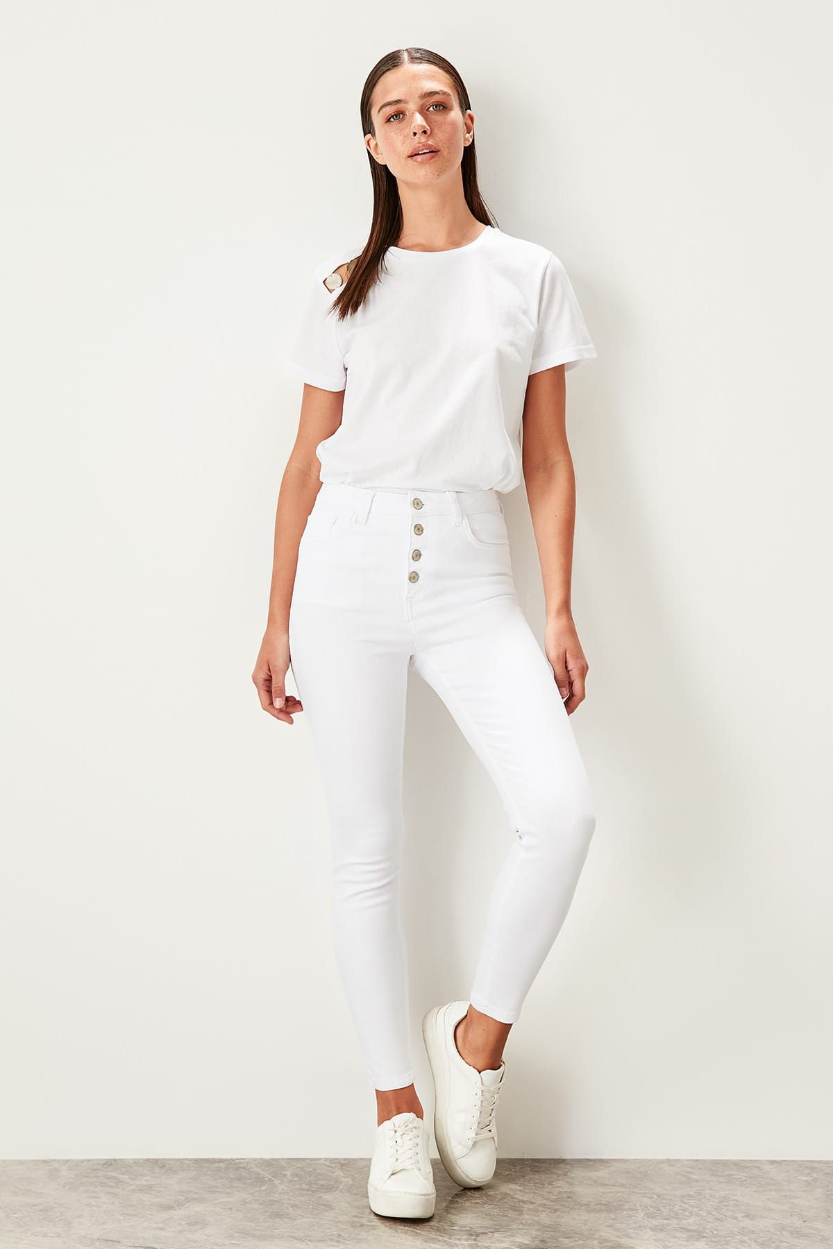 TRENDYOLMİLLA Beyaz Önden Düğmeli Yüksek Bel Skinny Jeans TWOSS19LR0255