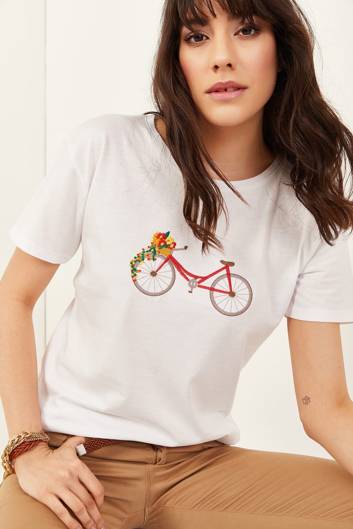 Olalook Kadın Beyaz Bisiklet Nakışlı T-shirt TSH-19000080