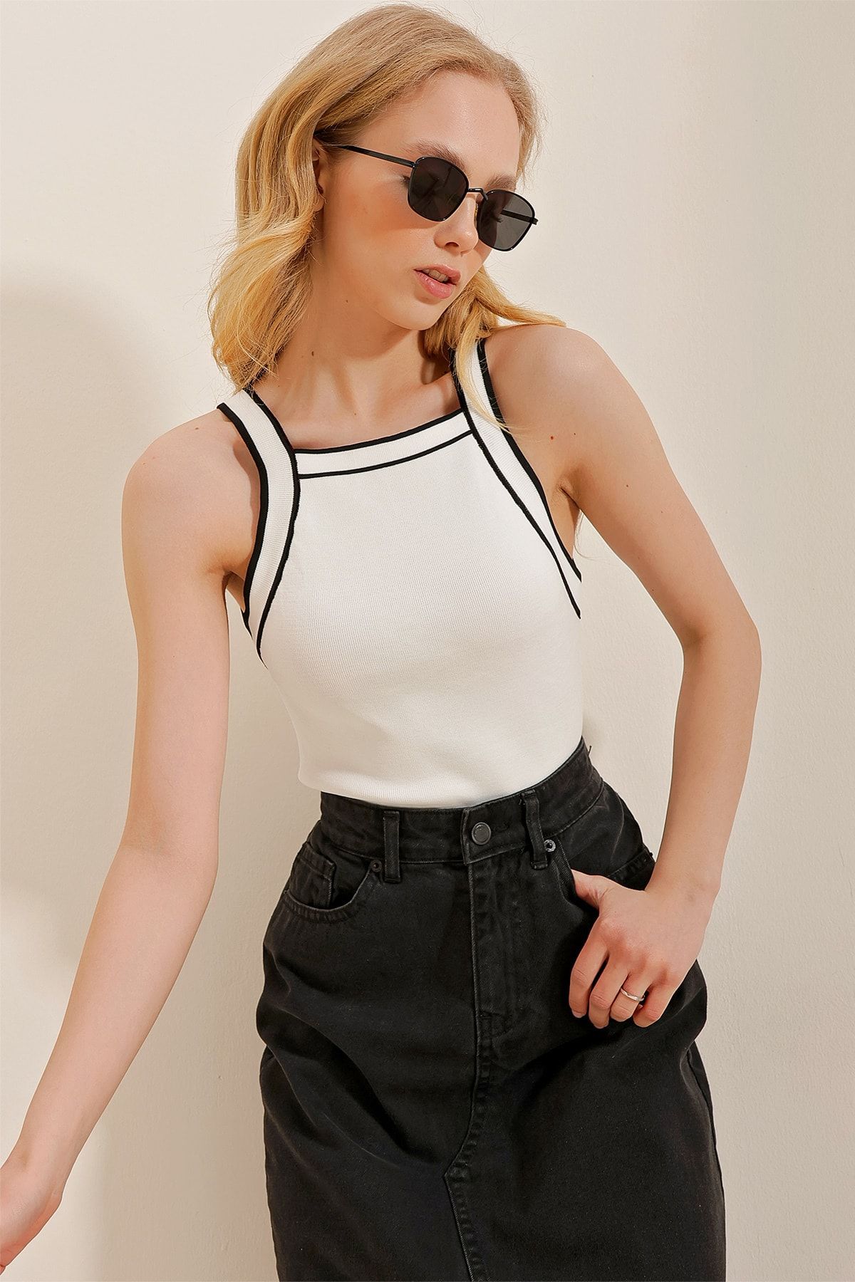 Trend Alaçatı Stili Kadın Beyaz Askılı Çizgili Triko Crop Yazlık Bluz ALC-X10209