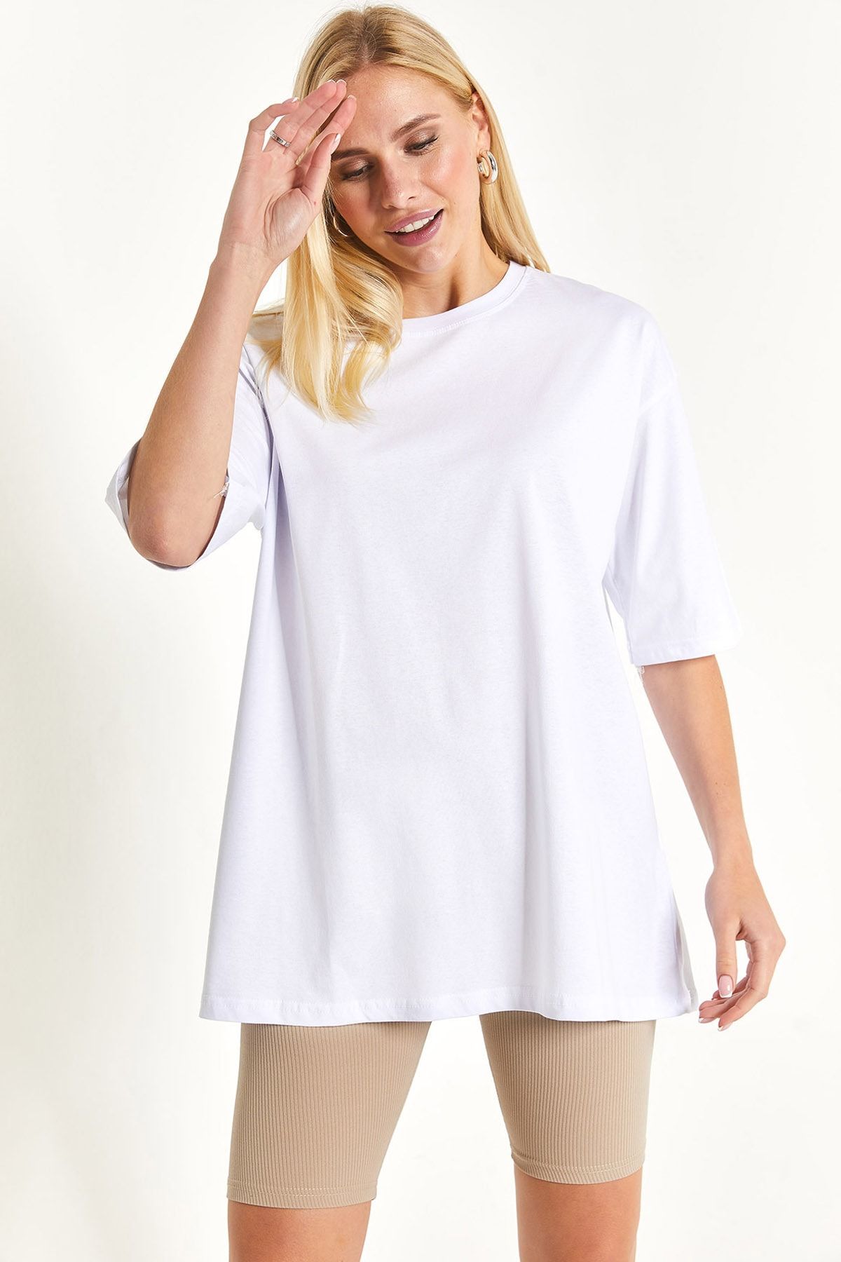 armonika Kadın Beyaz Yuvarlak Yaka Oversize T-shirt Arm-23y024015