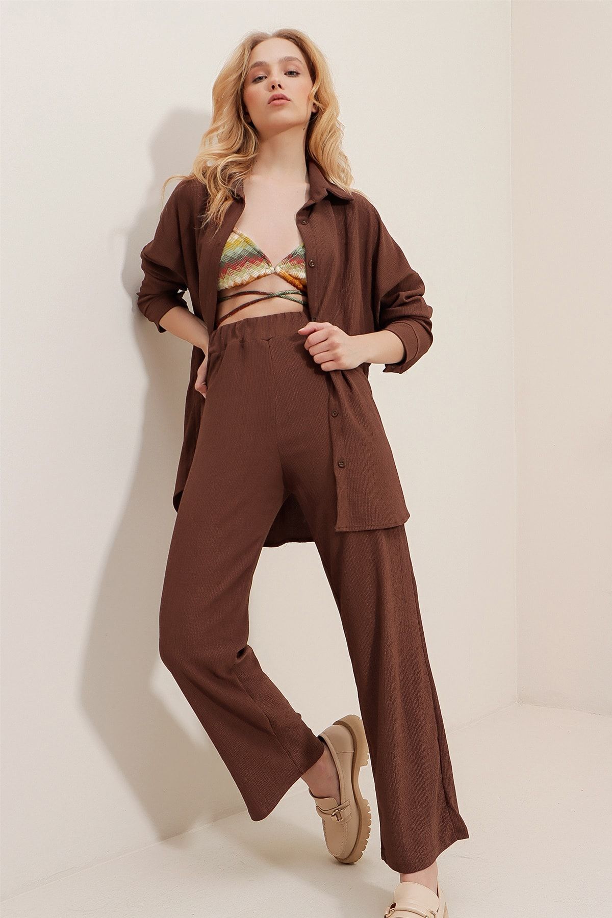 Trend Alaçatı Stili Kadın Kahverengi Önü Düğmeli Krinkıl Gömlek Ve Rahat Kesin Krinkıl Pantolon İkili Takım ALC-X9652