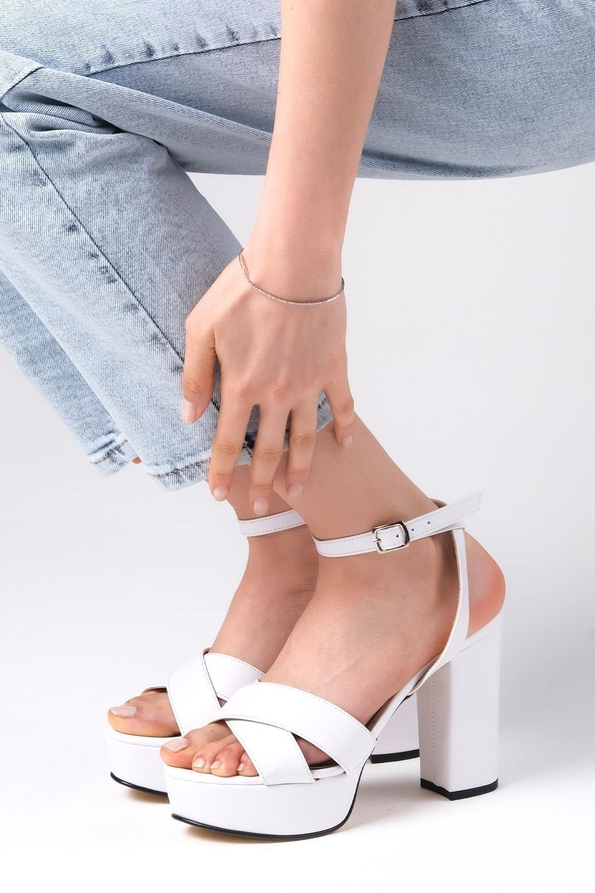 Mio Gusto Ellis Beyaz Renk Çapraz Bantlı Platformlu Kadın Topuklu Sandalet