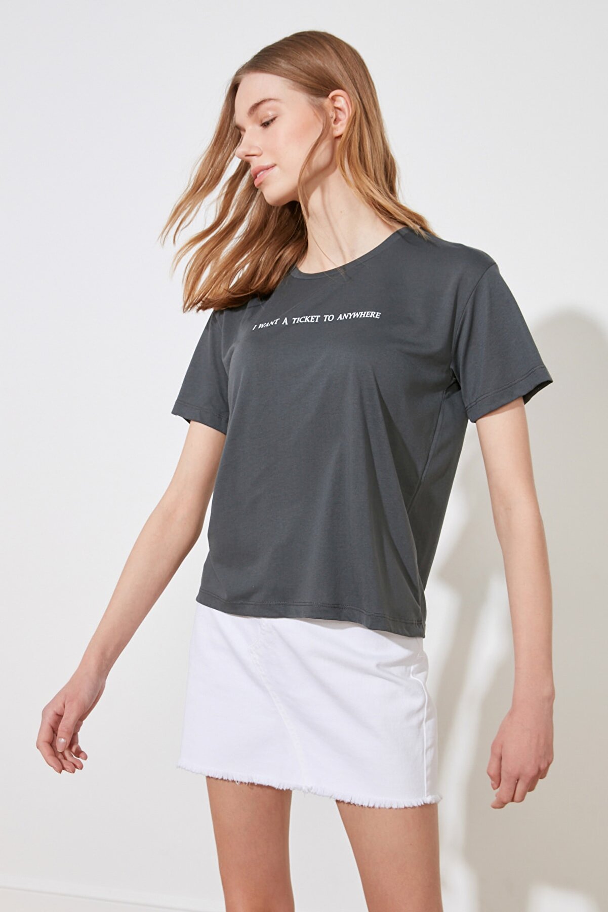 TRENDYOLMİLLA Antrasit Baskılı Semi-Fitted Örme T-Shirt TWOSS20TS0207