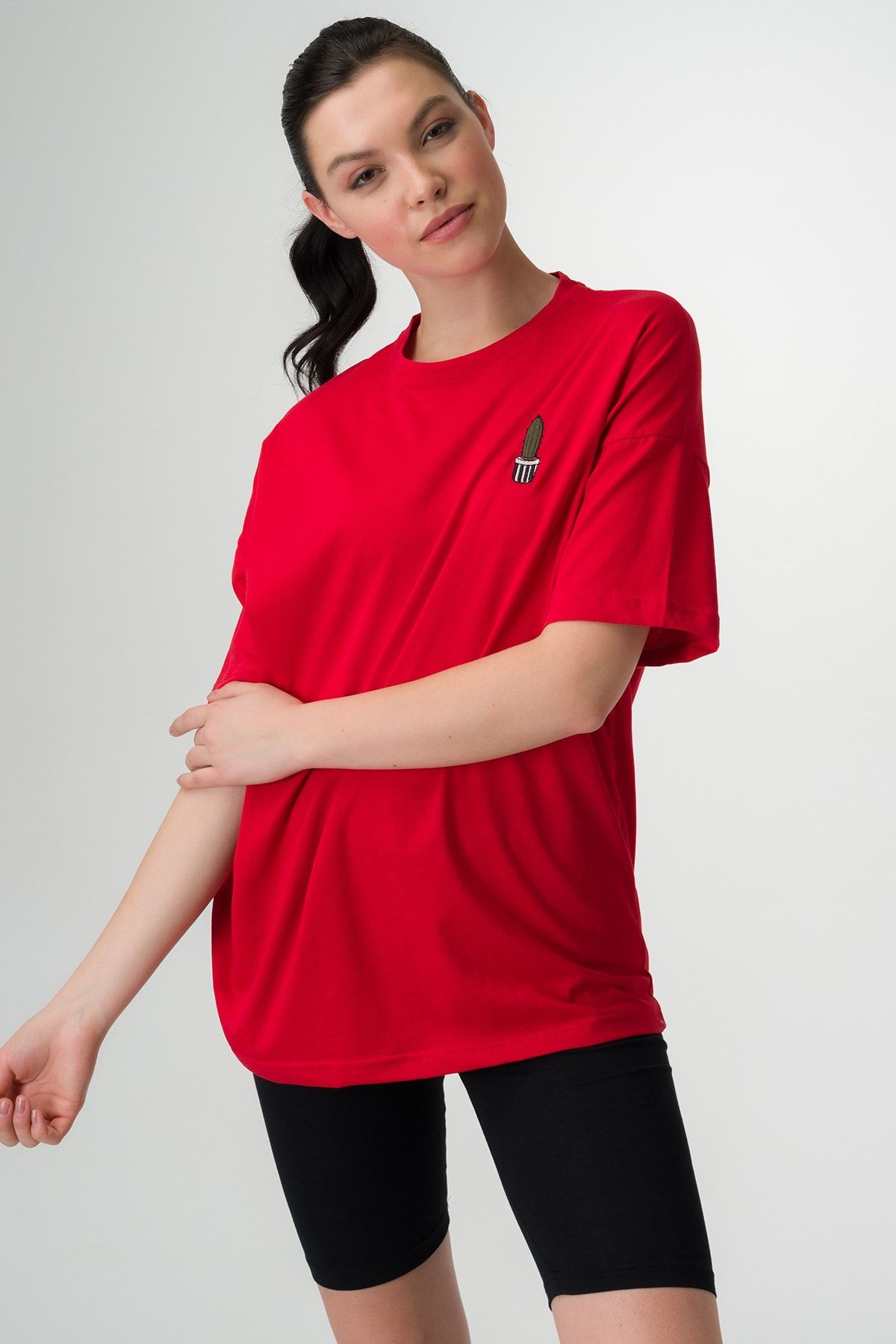 Runever Kırmızı Oversize Nakış Detaylı Kadın T-shirt Biker Tayt Takım 22093