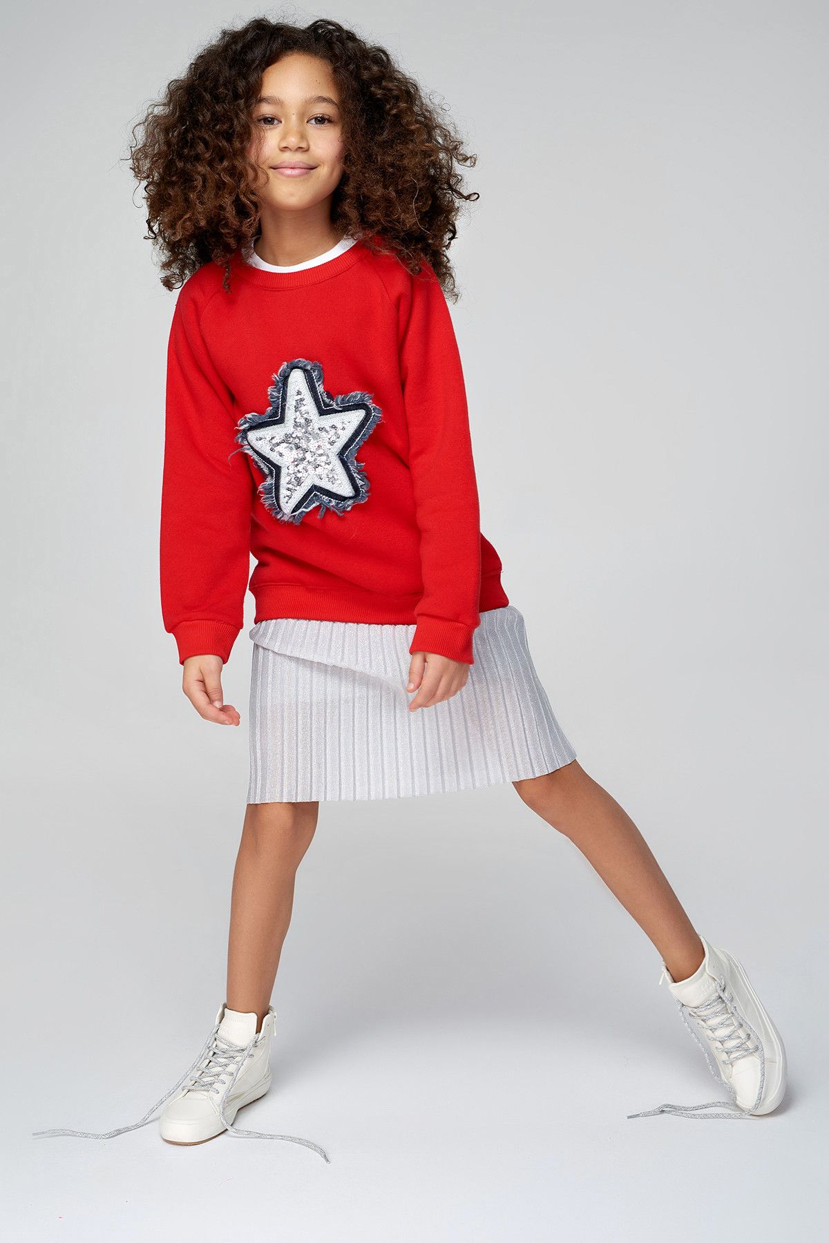 TRENDYOLKIDS Kırmızı Yıldız Aplikeli Kız Çocuk Sweatshirt TKDSS18BX0027