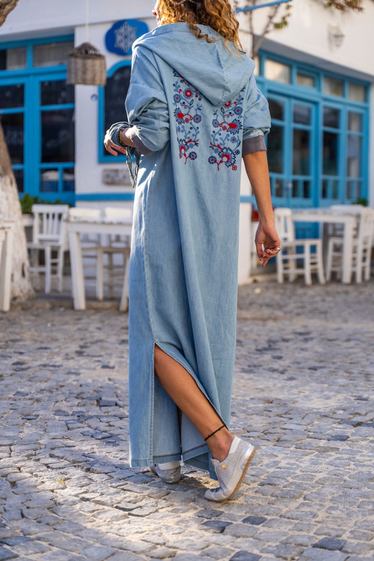 Güneşkızı Kadın Mavi Yıkamalı Kot Sırtı Nakışlı Kapüşonlu Yarım Patlı Salaş Elbise Bstkt077