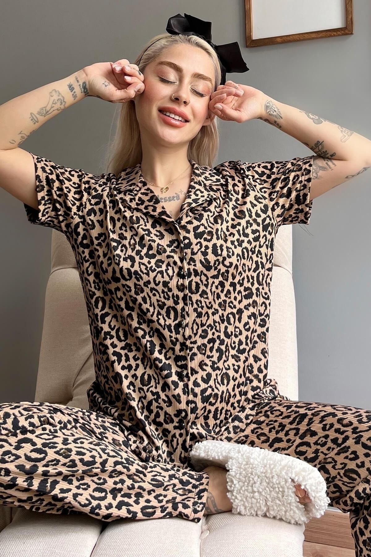 Pijamaevi Leopar Desenli Örme Önden Düğmeli Kısa Kol Kadın Pijama