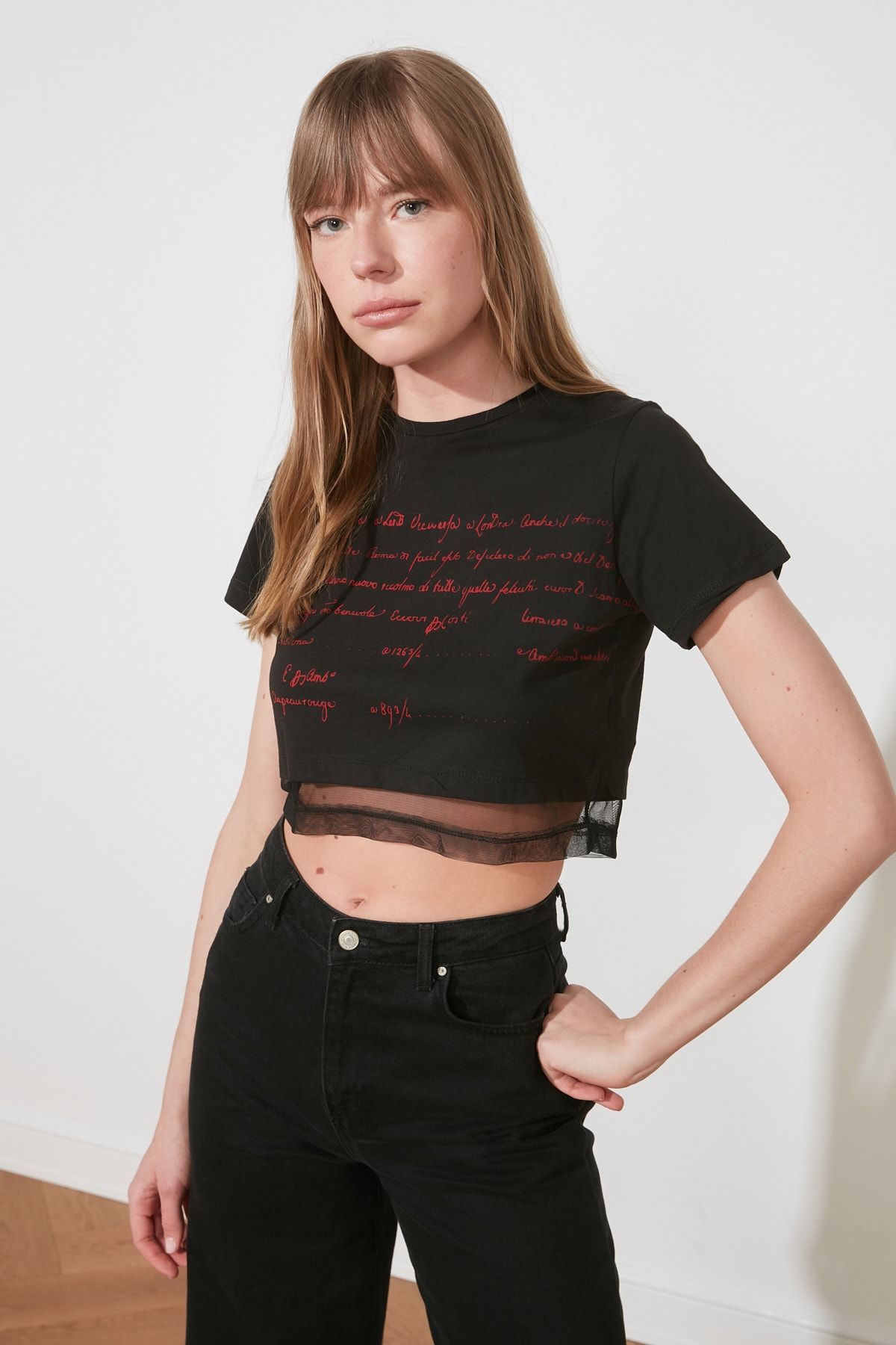 TRENDYOLMİLLA Siyah Baskılı Crop Örme T-Shirt TWOSS21TS1751