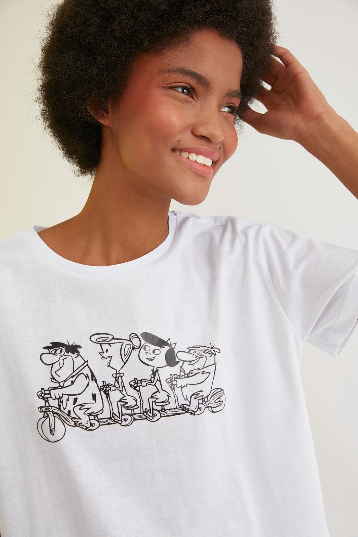 TRENDYOLMİLLA Beyaz Lisanslı Flintstones Ön ve Sırt Baskılı Semifitted Örme T-Shirt TWOSS21TS2151