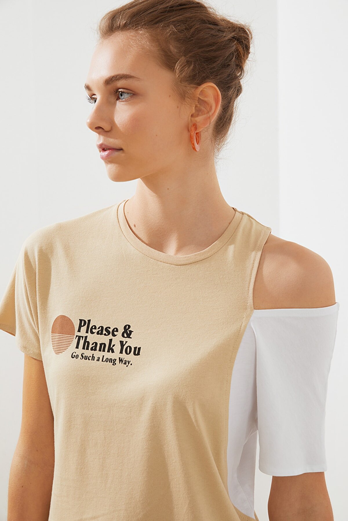 TRENDYOLMİLLA Bej Baskılı Omuz Detaylı Detaylı Basic Örme T-Shirt TWOSS20TS1592