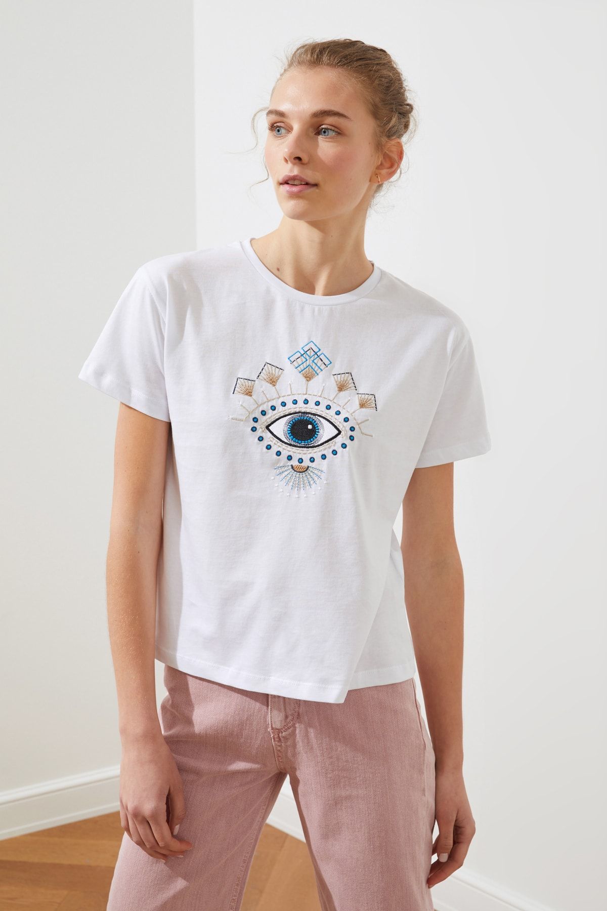 TRENDYOLMİLLA Beyaz Nakış Semi-Fitted Örme T-Shirt TWOSS20TS0309