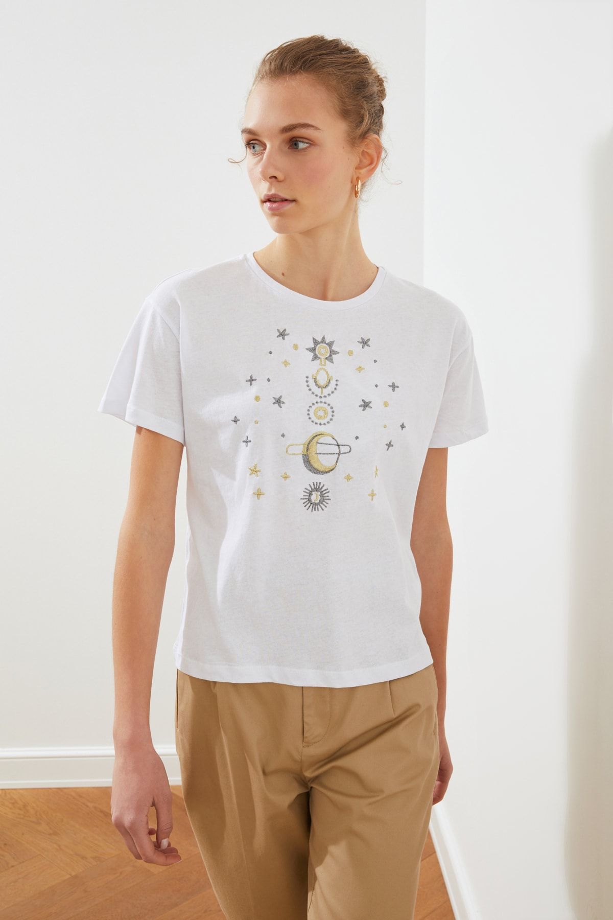 TRENDYOLMİLLA Beyaz Semifitted Nakışlı Örme T-Shirt TWOSS21TS1620